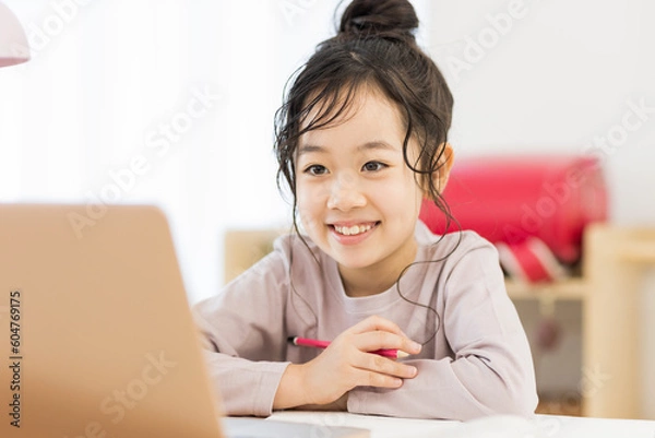 Obraz パソコンを見ながら勉強する女の子