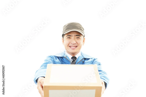 Fototapeta 荷物を運ぶ笑顔の男性