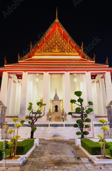 Fototapeta The Ubosot of Wat Suthat Thepwararam At night, while Buddhists come to perform religious ceremonies. which is one of the most famous temples in Bangkok