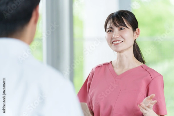 Obraz 病院でミーティングをする医師