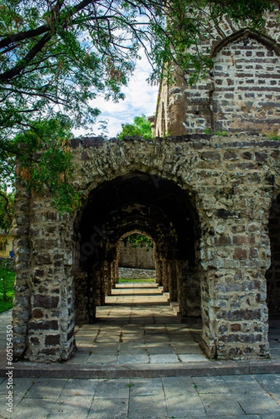 Fototapeta Archways in one of the dilapidated tomb structure at Qutb Shahi Archaeological Park, Hyderabad, India