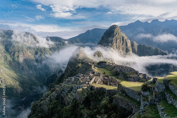 Fototapeta machu picchu in the morning with clounds and fog