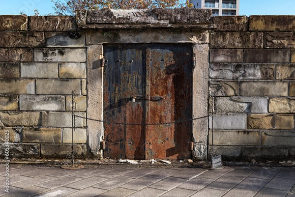 Obraz 長崎 出島 古びた塀と鉄扉