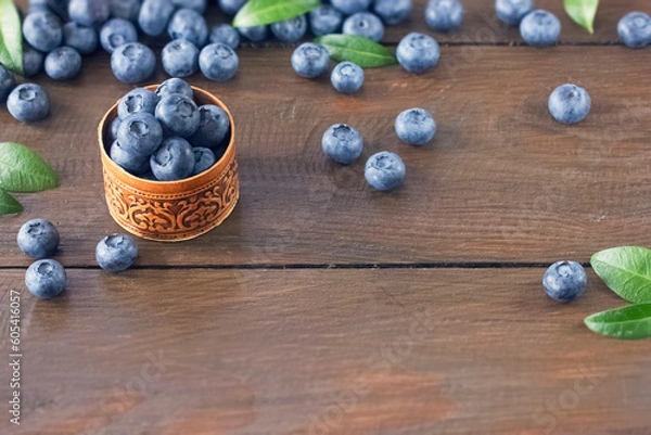 Fototapeta ripe fresh blueberries in a small bowl on the table close-up. background with fresh blueberries.