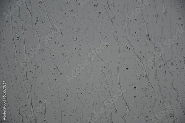 Obraz Regen fällt: Wasser rinnt an Scheibe runter bei grauen Regenwetter.