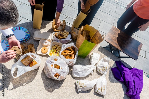 Fototapeta Menschen mit Essen helfen