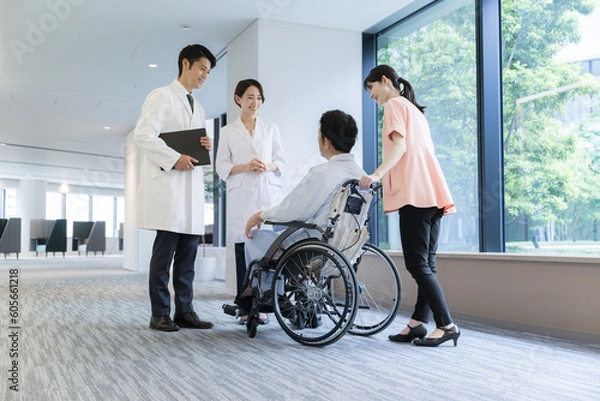Fototapeta 大きな病院で介護や看護される車いすに乗った男性とドクターと看護師の様子