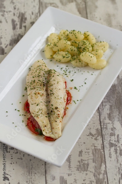 Obraz Fischfilet auf Tomatenbett mit Gnocchi