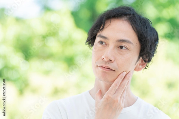 Fototapeta 顎を触るミドル男性（美容・ビューティー）