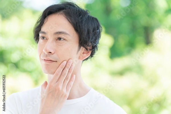 Fototapeta 顎を触るミドル男性（美容・ビューティー）