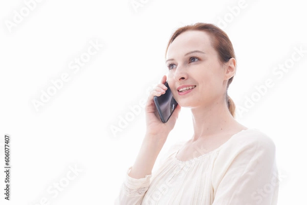 Fototapeta スマホで通話をする笑顔の若い女性