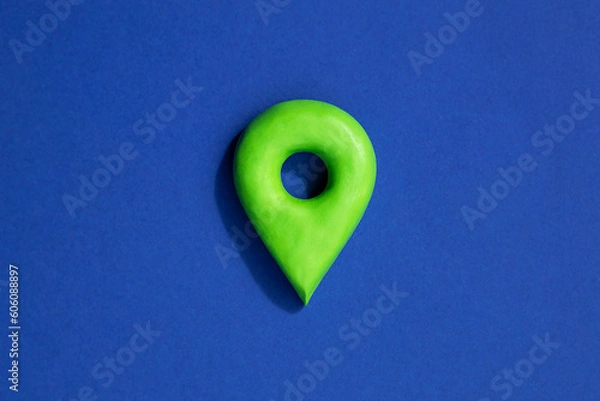 Fototapeta Green location symbol of pin on blue background, 3d GPS pin icon, location concept.