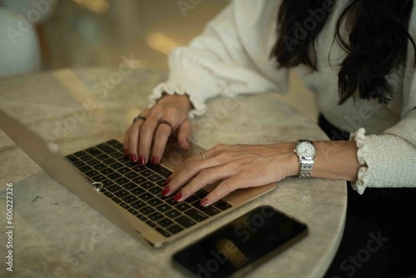 Obraz woman typing 