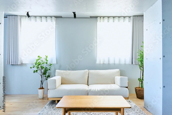 Obraz ソファーとローテーブルの置かれた綺麗でシンプルな部屋の人物なしの内装と内観