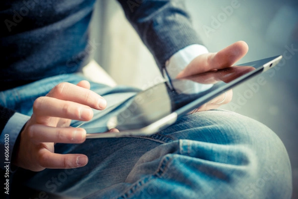 Fototapeta Zamknij ręce wielozadaniowe za pomocą tabletu, laptopa i komórki komórkowej