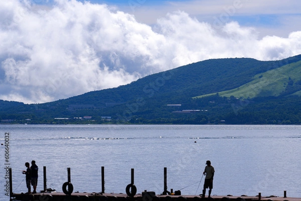 Obraz 山中湖の遠景と桟橋の釣り人