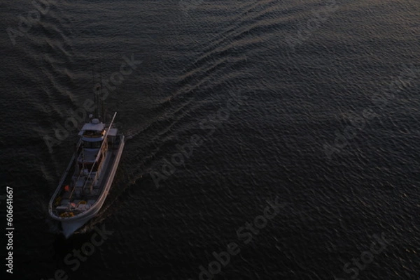 Obraz 夕暮れ時に帰港する漁船