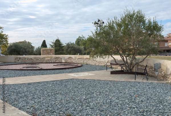 Fototapeta Plaza decorada con círculos de los que sale agua formando las fuentes