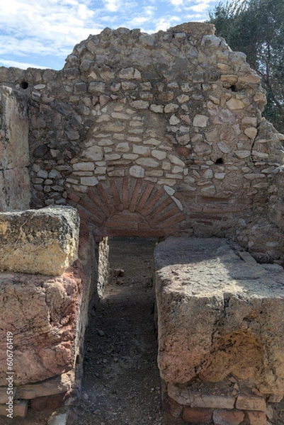 Fototapeta Canal de recorrido de las aguas residuales en un poblado romano