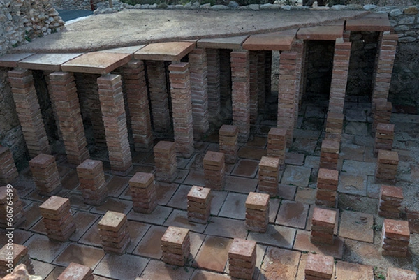 Fototapeta Columnas para el soporte de unas termas romanas