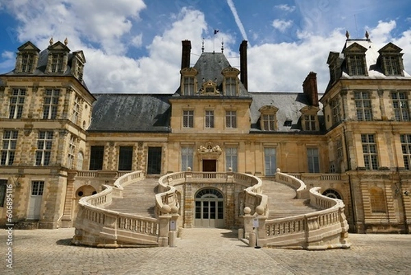 Fototapeta 
L’escalier double devant la façade du château de Fontainebleau
