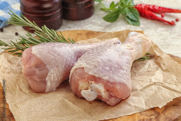 Obraz Raw chicken leg over board