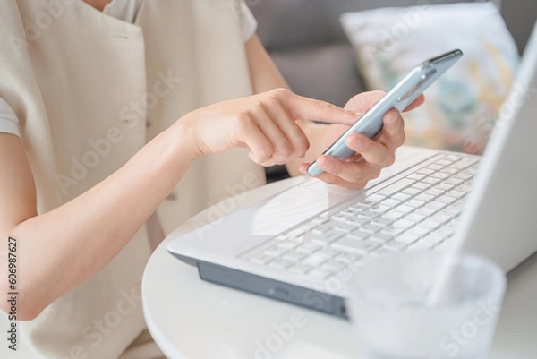 Obraz ビジネス素材　スマホを打つ女性