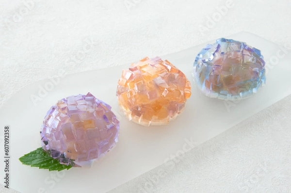 Fototapeta 紫陽花をモチーフにした透明感のある和菓子（錦玉羹）