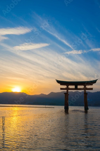 Obraz 広島 夏の宮島に沈む美しい夕日と厳島神社の大鳥居