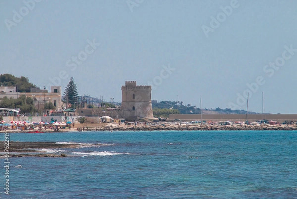 Fototapeta Torre Vado desde la Marina di Salve en un caluroso día de verano, Puglia, Italia. Bañistas tomando el sol o dándose un baño en la conocida como Las Maldivas de Salento.