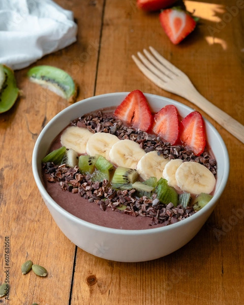Fototapeta Smoothie bowl with fresh fruits and chocolate beans 