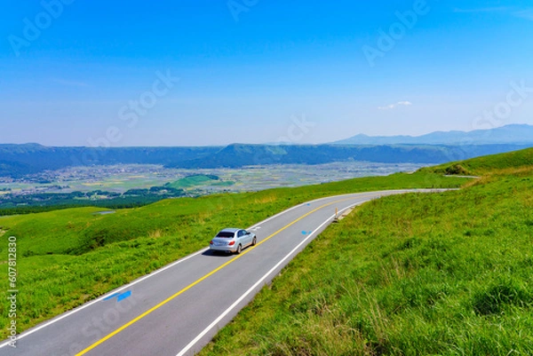 Obraz 【熊本県】阿蘇の雄大な草原に延びる阿蘇パノラマライン