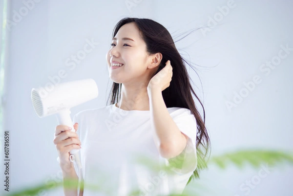 Fototapeta ドライヤーで髪の毛を乾かす健康的な日本人女性の夏のイメージ