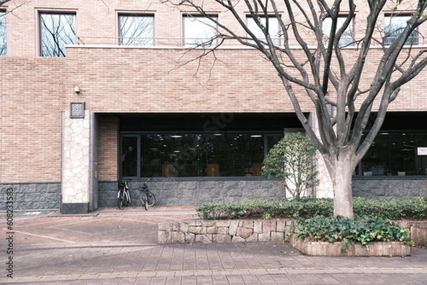 Obraz レンガ調のビルの１階　冬　ガラス越しの図書館