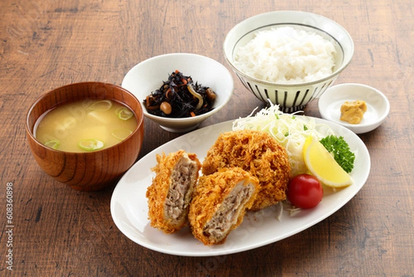 Fototapeta 食卓のメンチカツ定食　小鉢付　ハイアングル