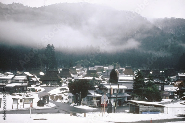 Fototapeta 霧の山に茅葺に里美山町