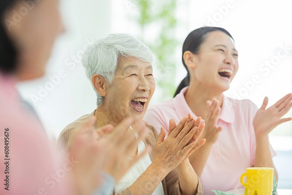 Obraz シニア女性と介護士