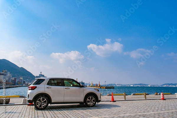 Fototapeta 青空の門司港をドライブする車