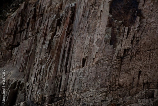 Fototapeta 금이 간 바위 질감. 검은 흰색 돌 배경. 짙은 회색의 거친 표면. 부서지고, 손상되고, 무너진 돌의 구체적 형상의 배경이미지