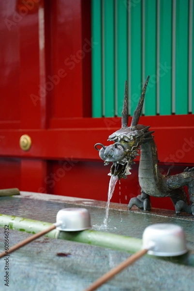 Obraz 神田明神、お茶の水、看板、鳥居、野外、手水、龍、水、提灯、狛犬、建物、空、青空、赤、緑、観光、参拝、初詣、お参り、東京、日本、観光、