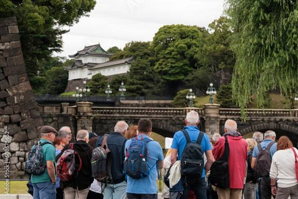 Fototapeta 皇居の二重橋を観光する外国人ツアー客達