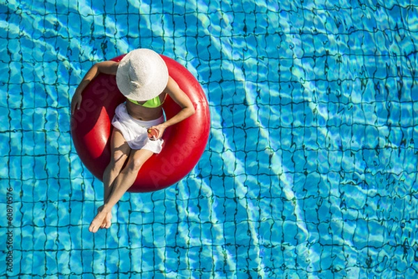 Fototapeta junge Frau in einem Schwimmreifen von oben