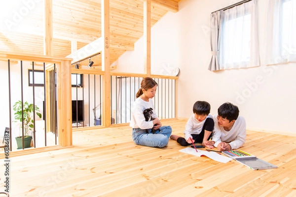 Fototapeta 日本人の若い家族、フローリングの新築の自宅、木の家
