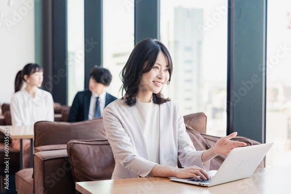 Fototapeta シェアオフィスでノートパソコンを使うビジネスウーマン