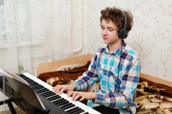 Obraz boy plays piano