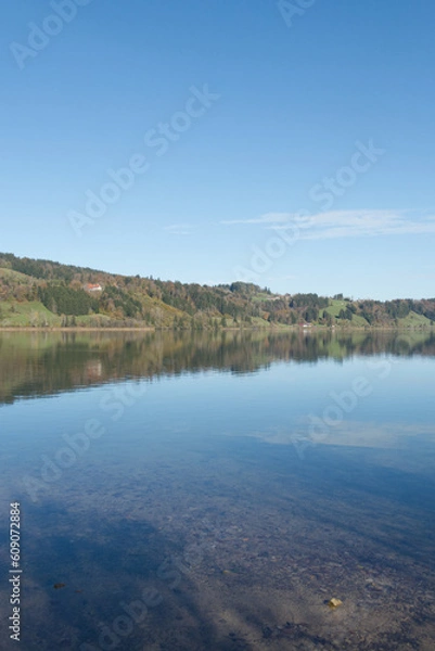 Fototapeta Landschaften Bayern am See Reflexion Herbststimmung Hügel Buntes Laub Seeoberfläche Spiegelung Natur