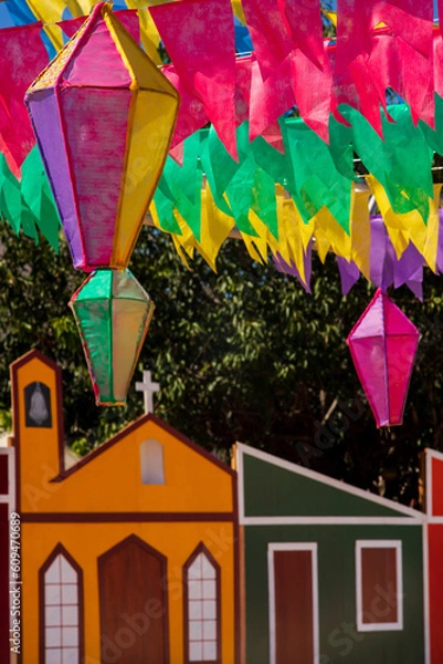 Obraz decoração típica para festa junina no brasil - bandeiras coloridas e balões com fachada decorativa