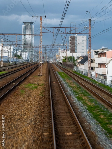 Fototapeta 電車の車内から見た線路の風景
