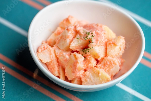 Obraz 居酒屋やカフェで提供される、明太子のピンク色が鮮やかなタラモサラダ（明太子ポテトサラダ）。ホクホクのじゃがいもにたっぷりの明太子を和えた、彩り豊かな一品料理。テキストを入れるスペースあり