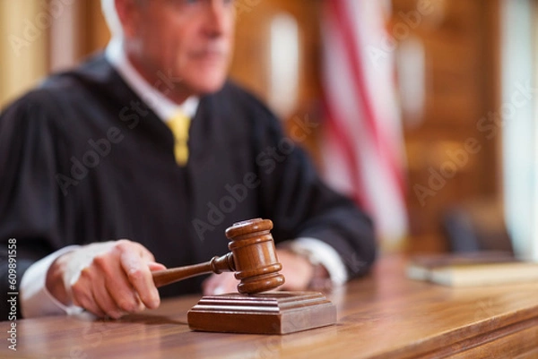 Fototapeta Judge banging gavel in court 